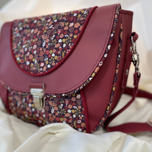 Besace en simili bordeaux et tissu imprimé fleuri et bandoulière ajustable