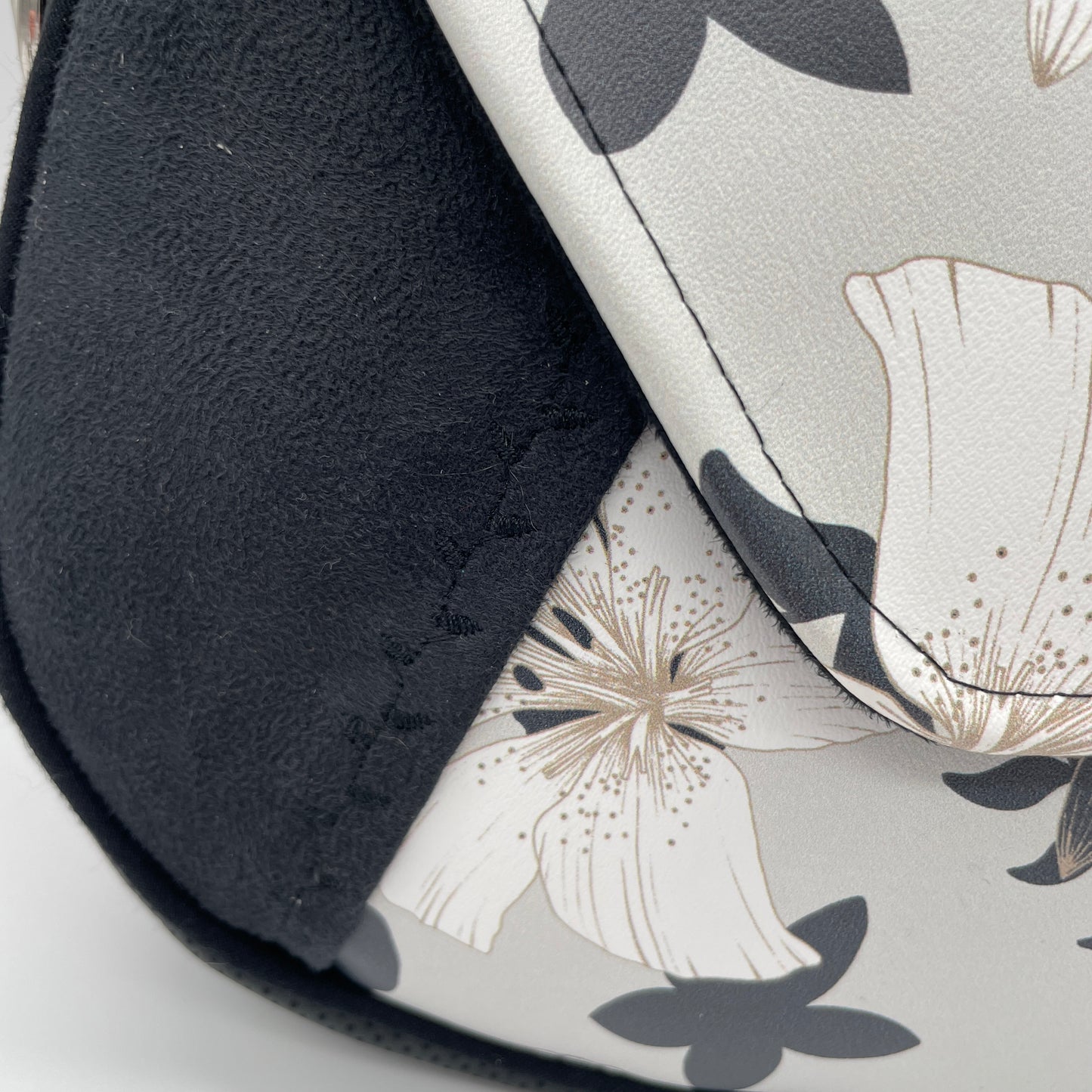 Sac bandoulière Zamara simili fleuri noir et blanc