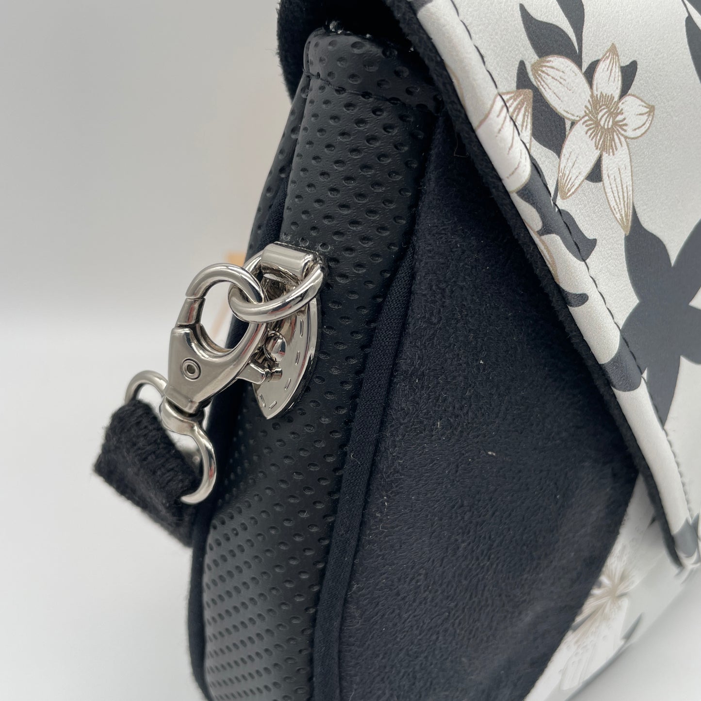 Sac bandoulière Zamara simili fleuri noir et blanc
