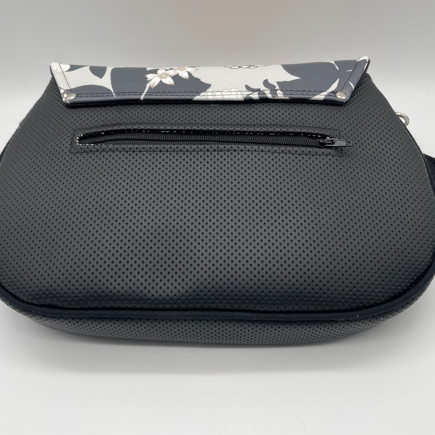 Sac bandoulière Zamara simili fleuri noir et blanc