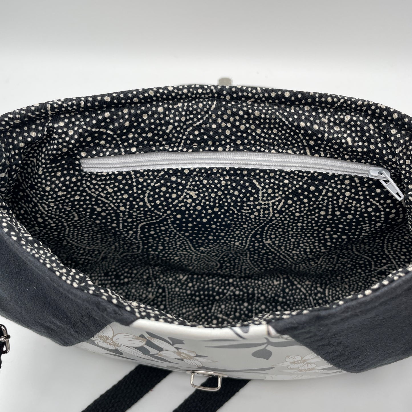 Sac bandoulière Zamara simili fleuri noir et blanc