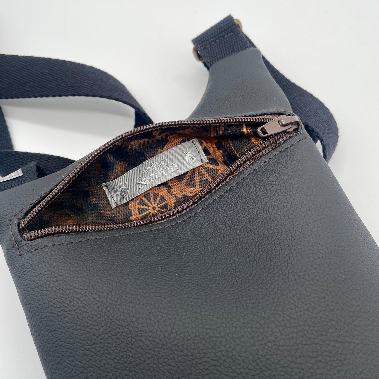 poche zippée dos ouverte avec tissu doublure imprimé engrenage