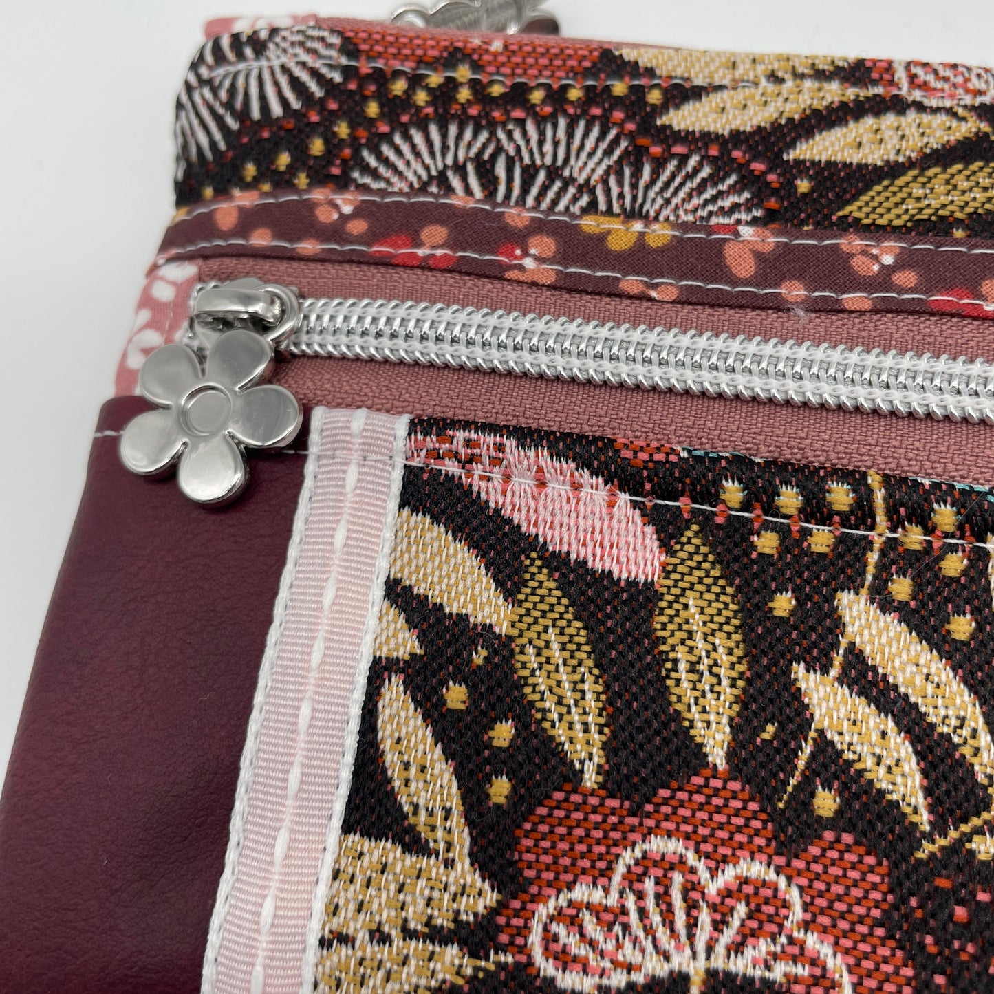 détails pochette 2 zips curseur zip argent forme fleur