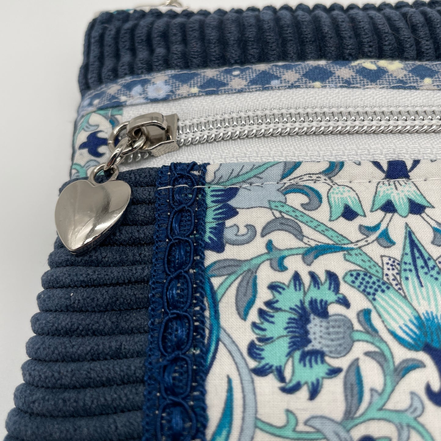 DETAILS POCHETTE 2 ZIPS VELOURS MARINE ET TISSU LIBERTY, CURSEUR ZIPS COEUR