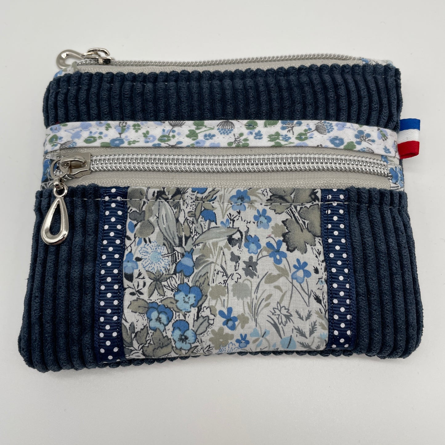 pochette velours bleu marine, tissu liberty bleu et 2 zips.