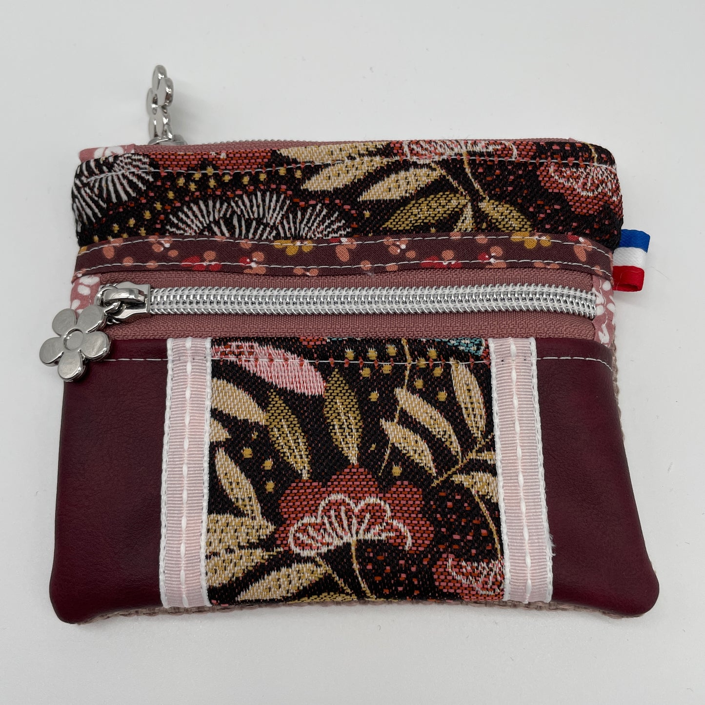 devant pochette 2 zips simili bordeaux et tissu jacquard fleuri.