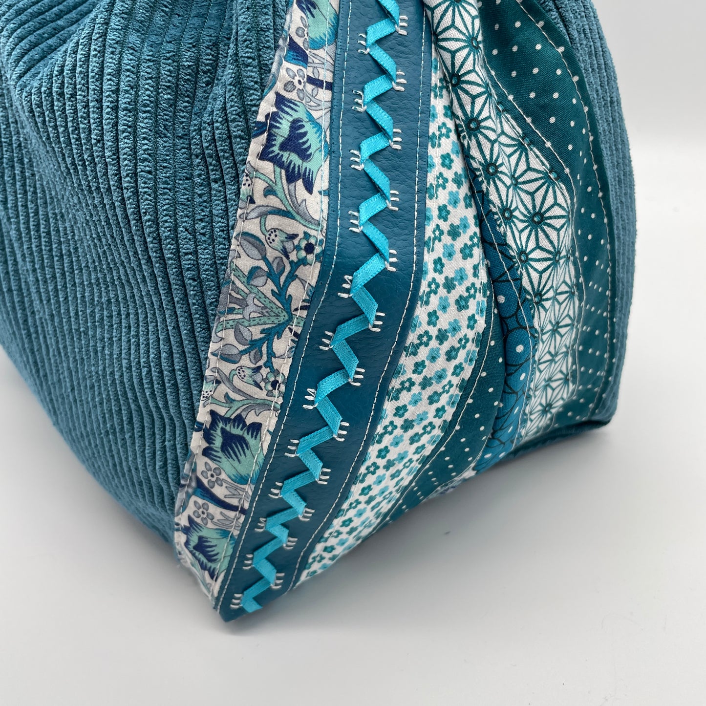 détail coté sac panière