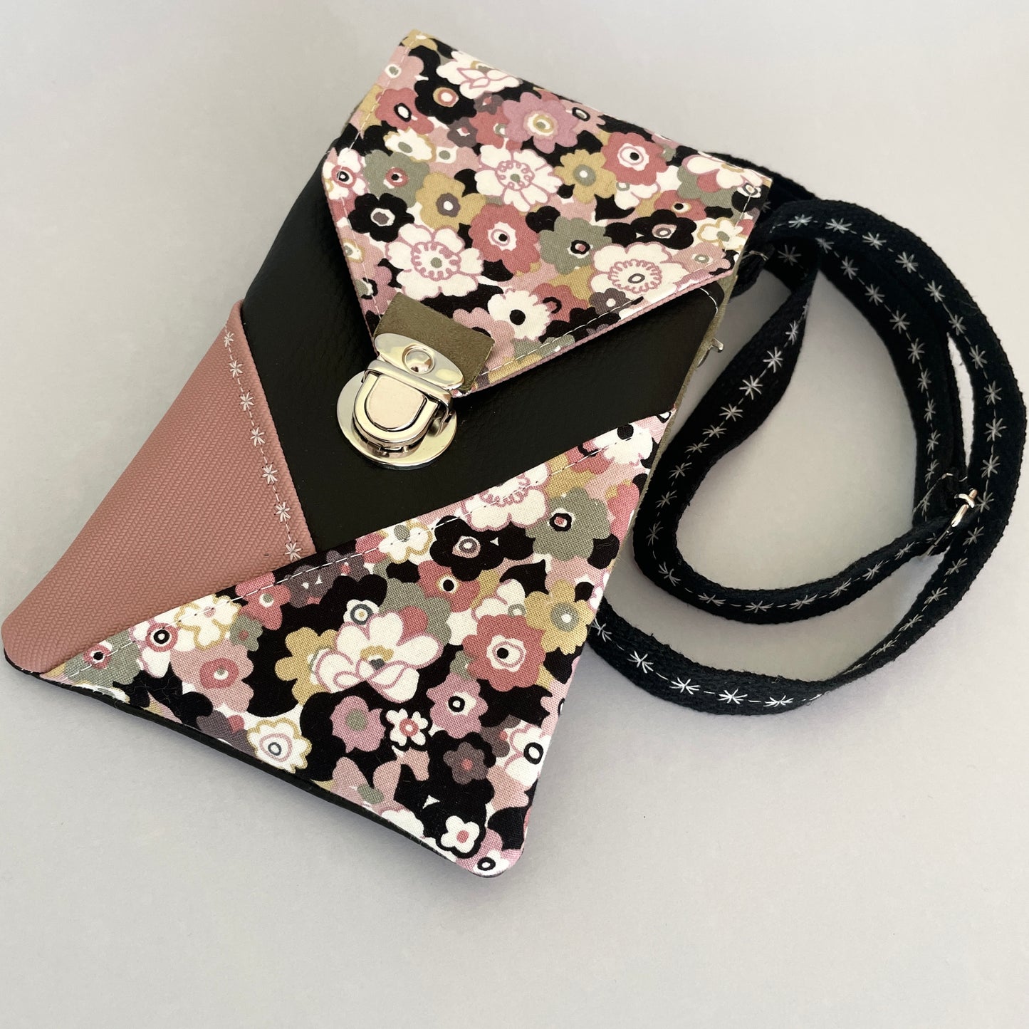 Pochette téléphone de face, simili noir, simili vieux rose et tissu fleuri