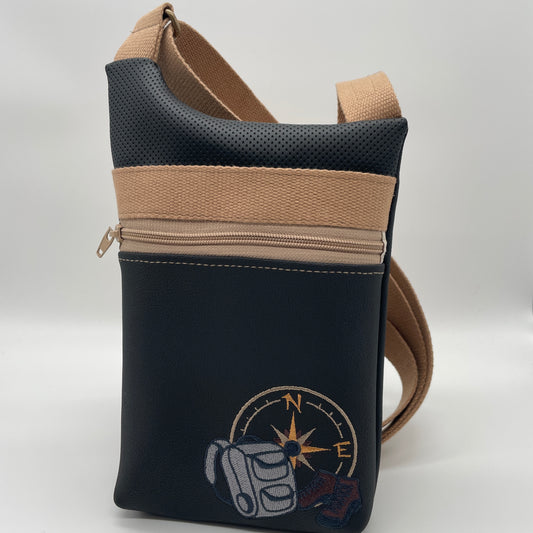 sacoche homme Bop simili noir uni avec broderie sac à dos et rose des vents, poche zippée, sangle coton réglable couleur camel