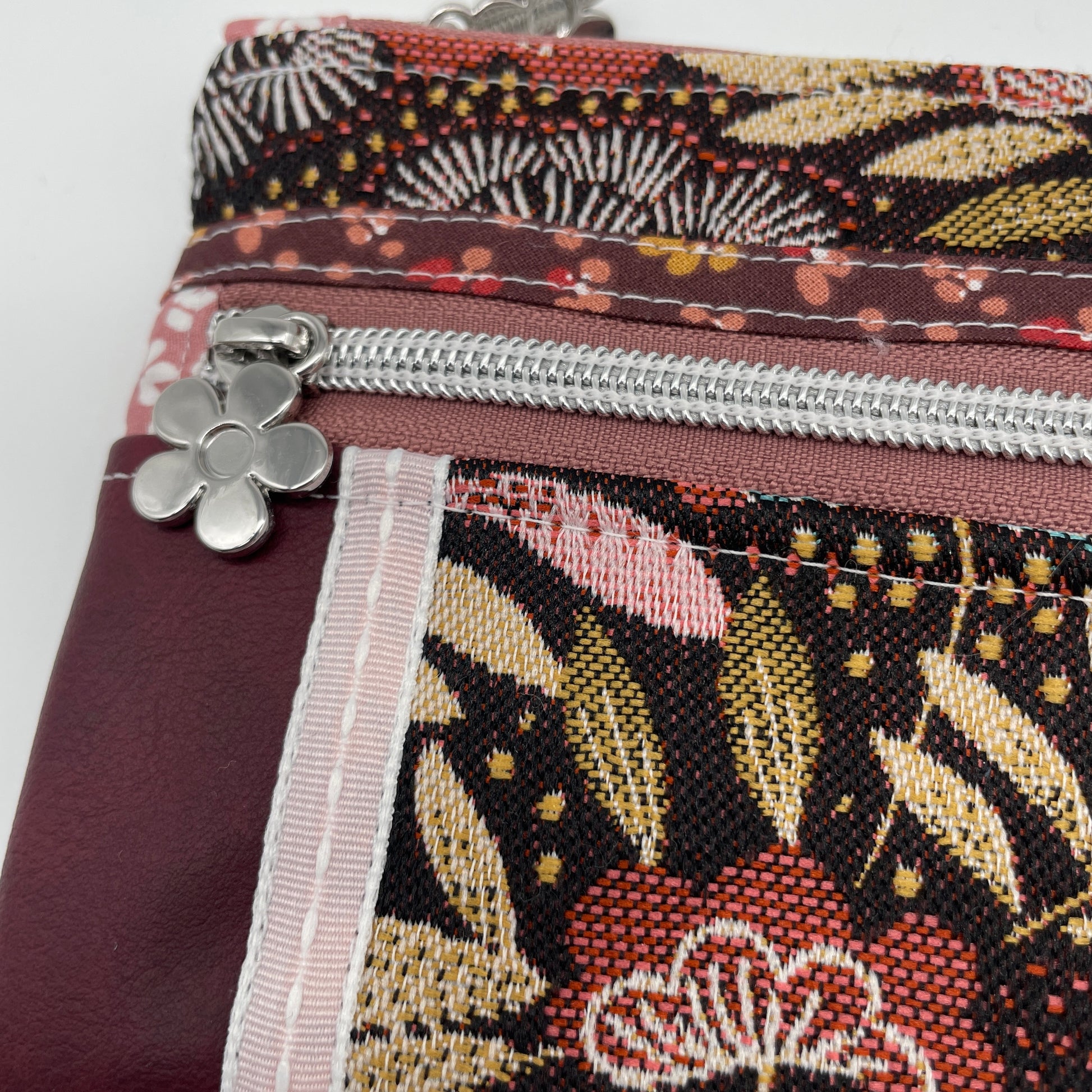 détails pochette 2 zips curseur zip argent forme fleur
