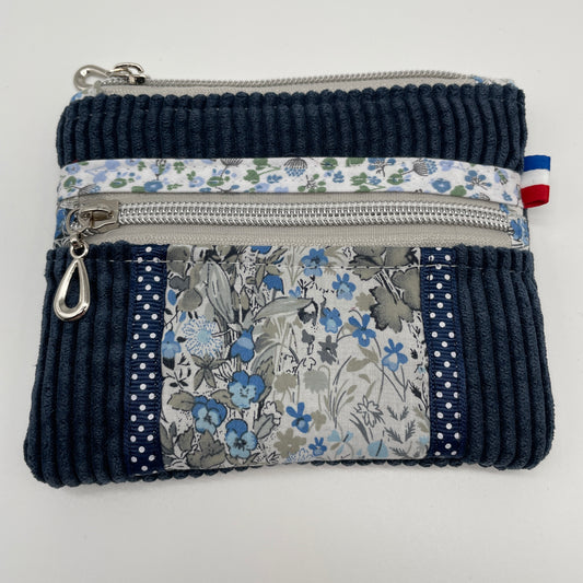 pochette velours bleu marine, tissu liberty bleu et 2 zips.